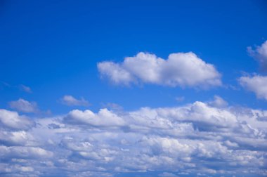 Cumulus bulutları mavi gökyüzü ile
