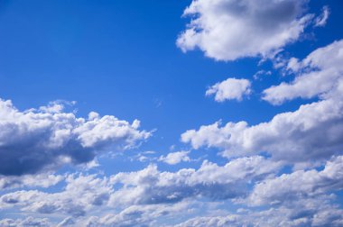 Cumulus bulutları mavi gökyüzü ile