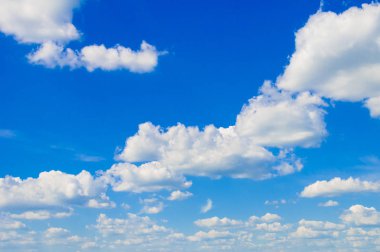 Cumulus bulutları mavi gökyüzü ile