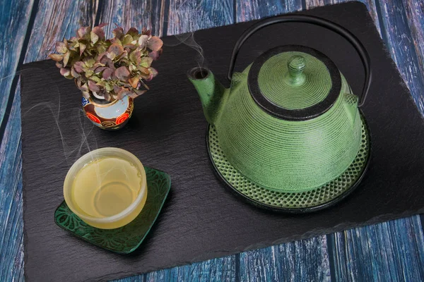 Arreglo de té asiático en una losa de pizarra —  Fotos de Stock