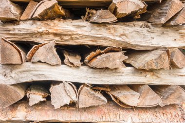 Yakacak odun yığını