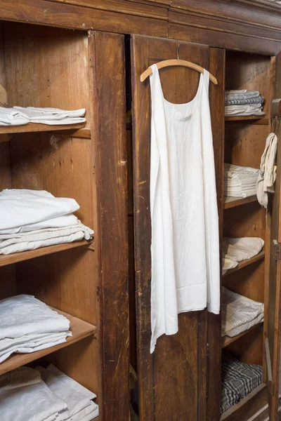 Antiquiertes Schlafzimmer mit Leinenkleidung — Stockfoto