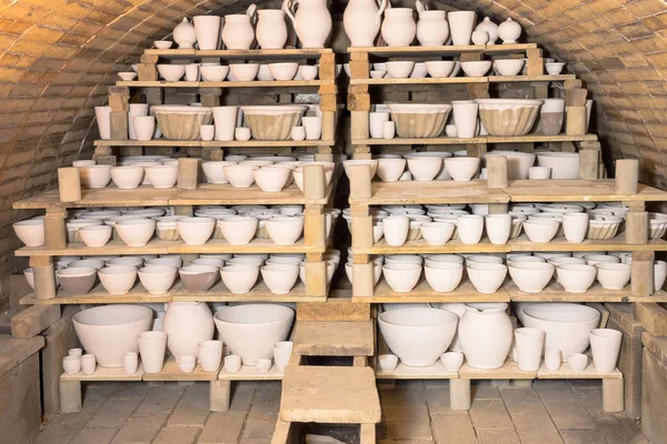 Керамічна печі з нескінченним глиняним посудом — стокове фото