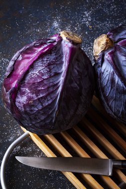 Kırmızı lahana sebzesi Tahta kaşık ve mutfak bıçağının yanında