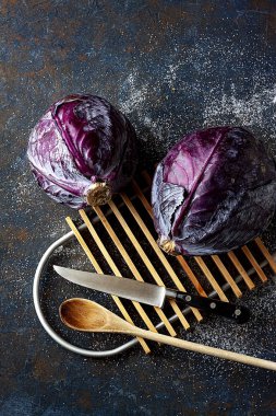 Kırmızı lahana sebzesi Tahta kaşık ve mutfak bıçağının yanında