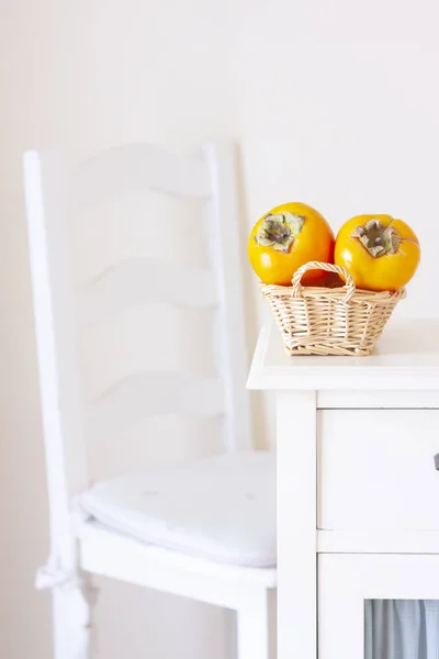 Fruit Kaki Geel Rieten Mand Rustieke Tafel Stoel Achtergrond — Stockfoto