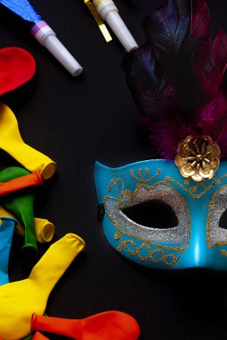 Renkli Balonların ve Küçük Parti Trompetlerinin yanındaki Karnaval Maskesi. Şubat Karnaval Partisi