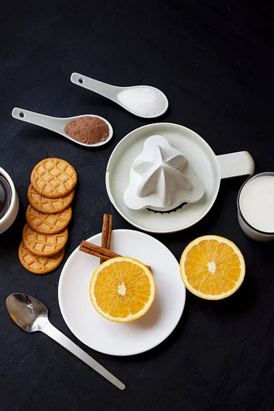 Gezond Ontbijt Met Sinaasappel Kaneel Koekjes Melk Cacao Suiker Zwarte — Stockfoto