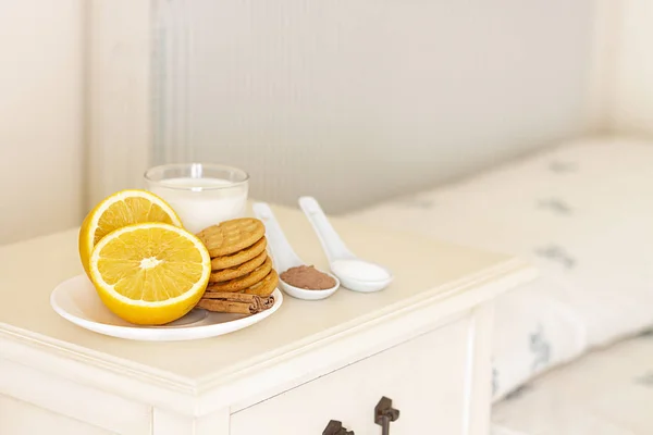 Gezond Ontbijt Met Sinaasappel Koekjes Melk Cacao Suiker Naast Bed — Stockfoto