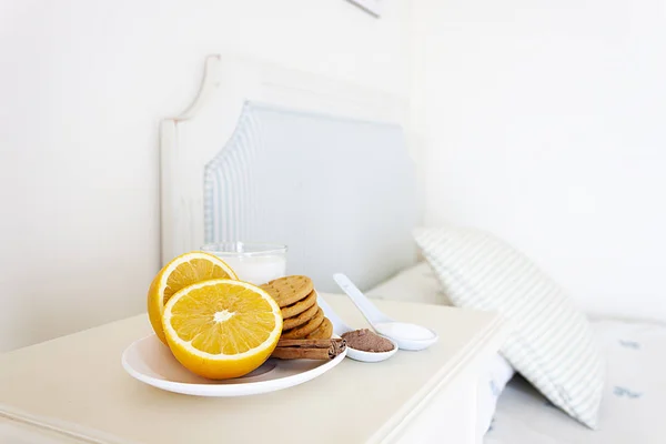 Colazione Sanitaria Con Arancio Cookie Latte Cacao Zucchero Nel Camera — Foto Stock