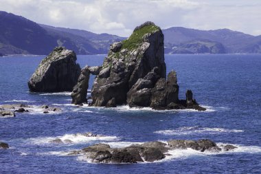 İspanya 'nın Bask bölgesindeki deniz manzarası ve uçurumlar