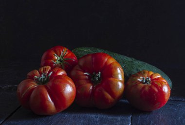 Karanlık Arkaplanda Salatalıklı Kırmızı Domatesler