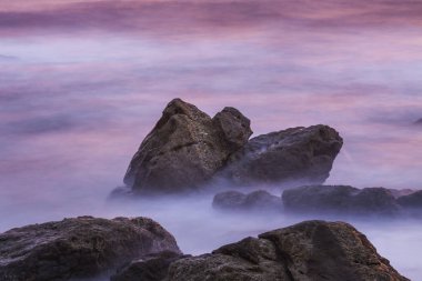 İspanya 'nın kuzey kıyısında, akşam vakti, deniz tarafından yıkanan kayalar.