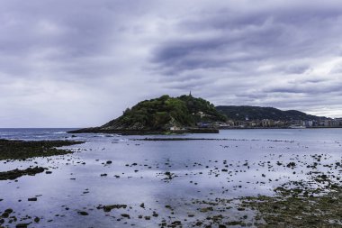 Ufukta dağ olan deniz manzarası ve İspanya 'nın Bask bölgesinde bulutlu gökyüzü
