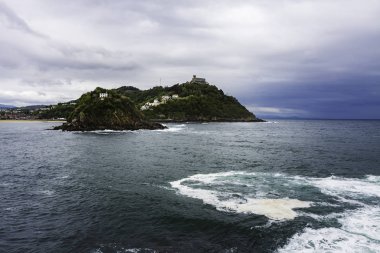 Ufukta dağ olan deniz manzarası ve İspanya 'nın Bask bölgesinde bulutlu gökyüzü