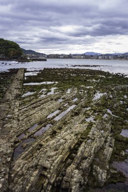 İspanya 'nın Bask ülkesinde kıyı kayalıklarıyla deniz manzarası