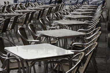 İspanya 'nın büyük kentindeki bar terasında masa ve metal sandalyeler