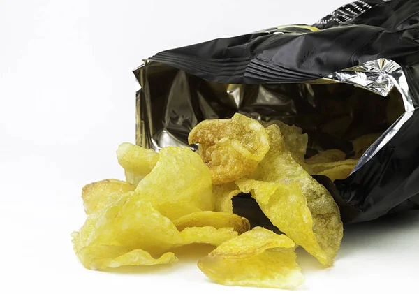 Frigge le patate in un sacchetto su un fondo bianco. NASCITA — Foto Stock