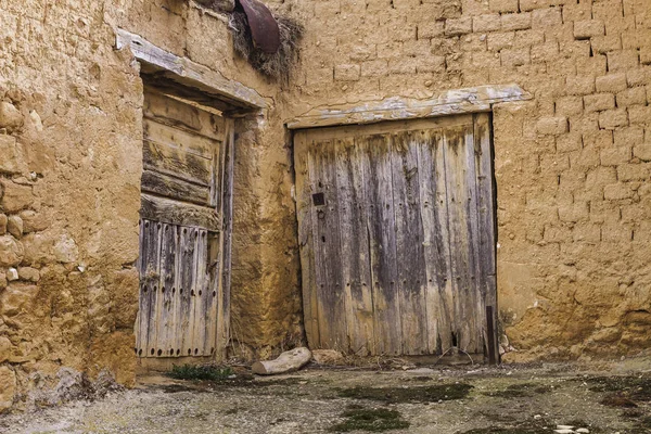 OLD WOODEN DOORS AND STONE WALLS IN TOWN OF SPAIN. RURAL PHOTOGRAPHY — Stock Photo, Image