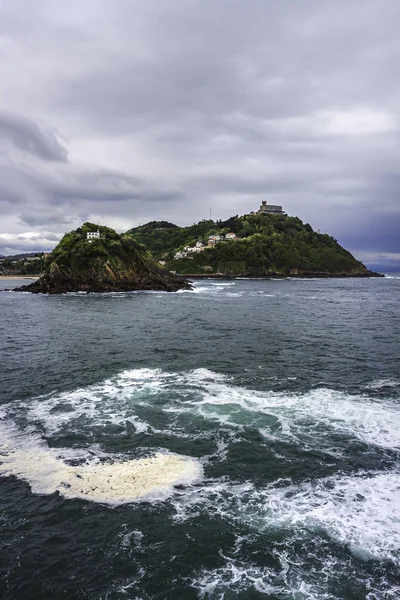 SEA LANDSCAPE WITH MOUNTAIN IN THE HORIZON AND SKY WITH CLOUDS IN BASQUE COUNTRY IN SPAIN — Stock Photo, Image