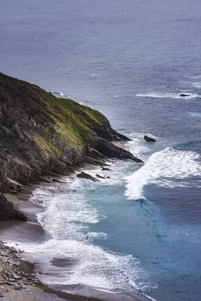 SEA LANDSCAPE WITH ROCK CLIFFS AND EDGE WITH WAVES IN THE NORTH OF SPAIN — Stock Photo, Image