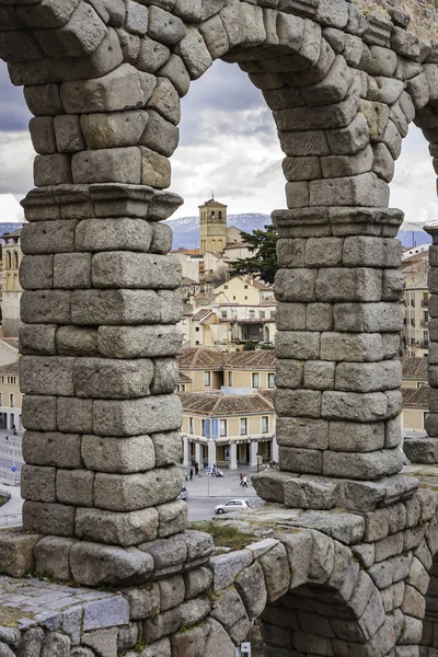 İspanya 'daki Segovia Aqueduct' un Taş Duvarları ve Antik Kiliseye Bakış