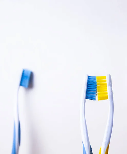 TOOTHBRUSHES ON WHITE BACKGROUND. MOUTH HYGIENE — Stock Photo, Image