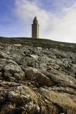 İspanya 'nın kuzeyinde Herkül Kulesi' nin bulunduğu kayalıklı ve Horizon 'lu sahilin manzarası