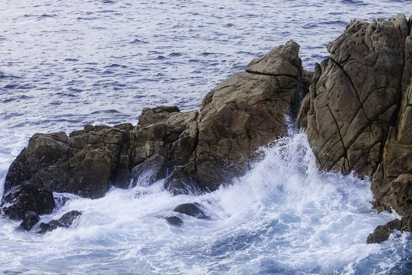 LANDSCAPE OF COAST FROM THE CLIFF WITH ROCKS BATHED BY THE SEA ON THE COAST OF THE NORTH OF SPAIN — Stock Photo, Image