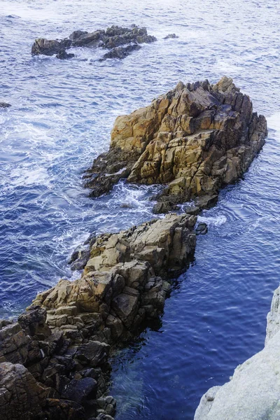 LANDSCAPE OF COAST FROM THE CLIFF WITH ROCKS BATHED BY THE SEA ON THE COAST OF NORTH IN SPAIN — Stock Photo, Image