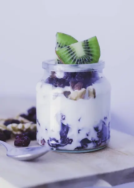 JUVENTUDE COM BLUEBERRIES, NUTS E KIWI EM JAR DE GLASS COM SPOON — Fotografia de Stock