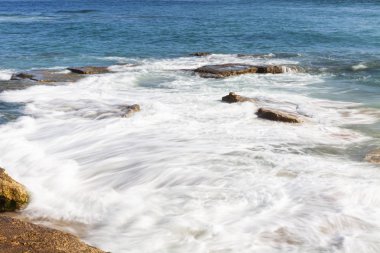 İspanya 'daki Cadiz kıyısındaki Atlantik Denizi' ne ulaşan deniz dalgaları