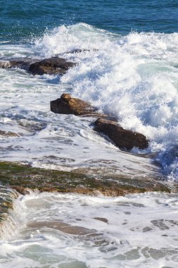 İspanya 'daki Cadiz kıyısındaki Atlantik Denizi' ne ulaşan deniz dalgaları