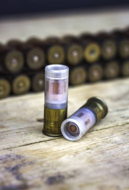 Tahta masadaki av fişekleri ve Bandoleer. Avcılık Fotoğrafçılığı