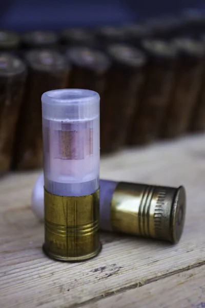 HUNTING CARTRIDGES AND BANDOLEER ON WOODEN TABLE. HUNTING PHOTOGRAPHY — Stock Photo, Image