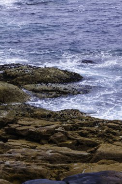 İspanya 'nın kuzeyinde kayalar ve denizle kaplı bir deniz manzarası