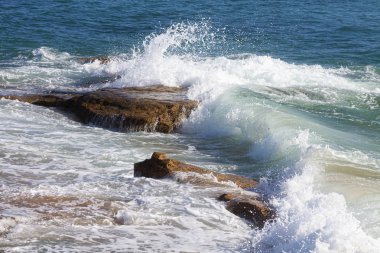 İspanya 'daki Cadiz kıyısındaki Atlantik Denizi' ne ulaşan deniz dalgaları