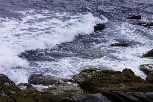 Námořní krajina se skalami a mořem na severu Španělska — Stock fotografie
