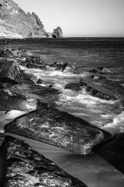 Portekiz kıyılarındaki manzara ve kayalar. Siyah ve Beyaz Fotoğrafçılık