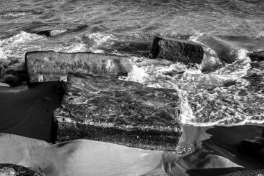 Kıyıdaki kayalar deniz tarafından yıkandı. Siyah ve Beyaz Fotoğrafçılık