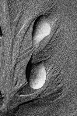 Beyaz Taş 'ın dokusu ve kumdaki şekiller. Siyah ve Beyaz Fotoğrafçılık