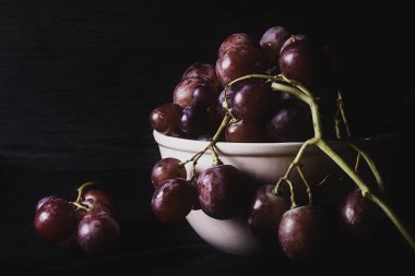 Kasedeki üzümler ve Karanlık Fon. Vintage Zamanı