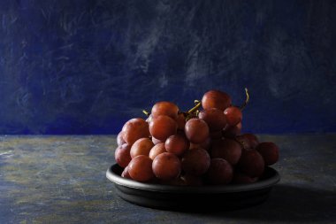 Kasedeki üzümler ve Karanlık Fon. Vintage Zamanı