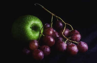 Arka planda üzümlü yeşil elma var. Sağlıklı Yemek