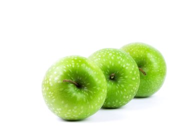 Beyaz Arkaplanda Yeşil Elmalar. Sağlıklı Yemek