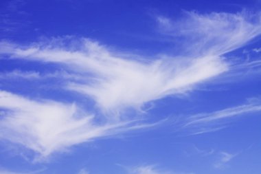 Beyaz Bulutlu Mavi Gökyüzü. Dokuları olan Fon