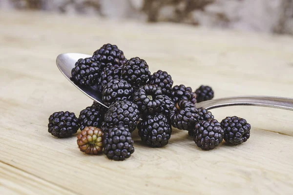 BLACKBERRIES N METAL SPOON ON WOODEN TABLE. — Stock Photo, Image