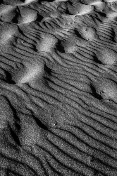 Υφή και μορφές άμμου παραλίας. Ασπρόμαυρη φωτογραφία — Φωτογραφία Αρχείου