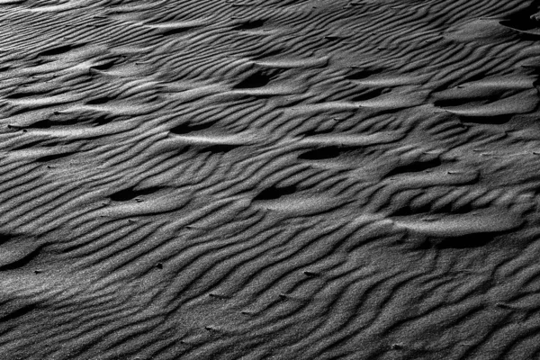 Υφή και μορφές άμμου παραλίας. Ασπρόμαυρη φωτογραφία — Φωτογραφία Αρχείου