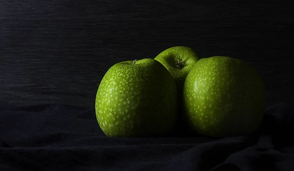 Siyah Arkaplanda Yeşil Elmalar. Sağlıklı Yemek